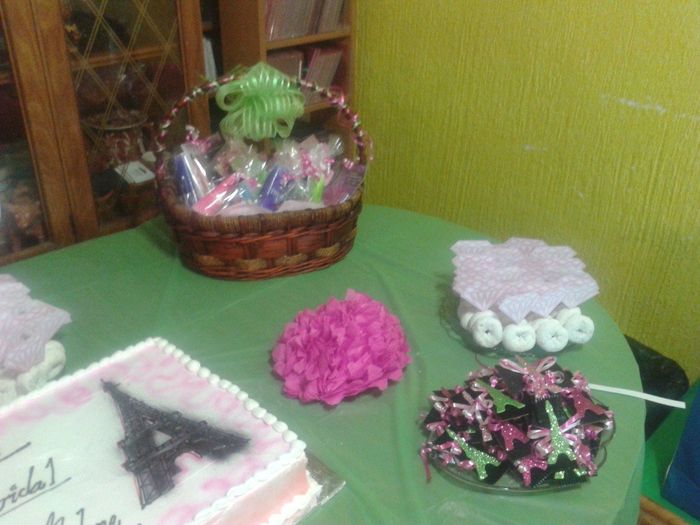 canasta de regalos y distintivos