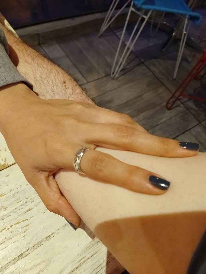 Su mano, su presencia.