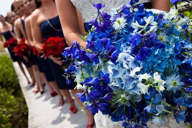vestido azul marino , zapatillas rojas 