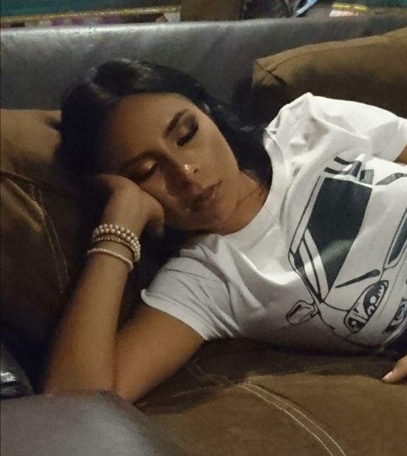 Bonus: yo ya me había quedado dormida viendo la tele por la noche, pero mi maquillaje seguía ¡per-fe