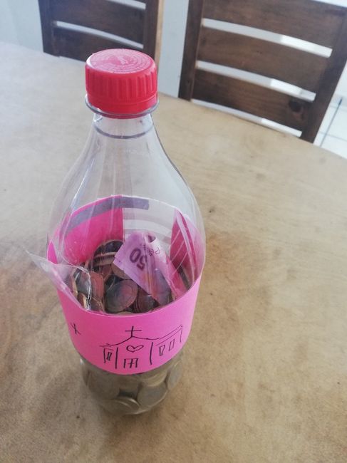 Lo que nos falta de llenar (a veces le echamos billetes cuando tomamos prestadas monedas :P)