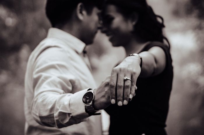 Mostrando el anillo y el reloj