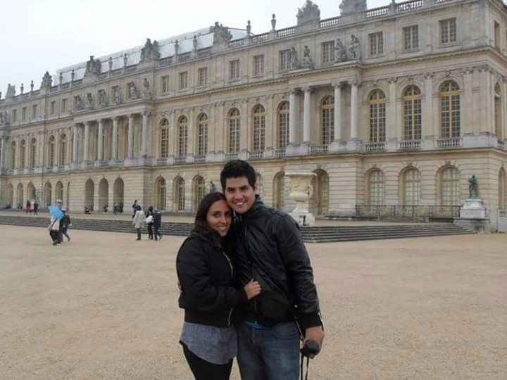 En los Jardines de Versalles, a 4 meses de habernos comprometido 