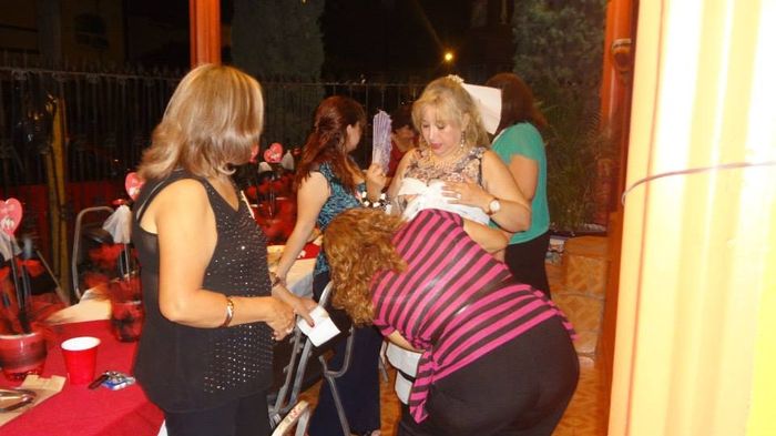 jugando el clasico "arma tu vestido de novia"