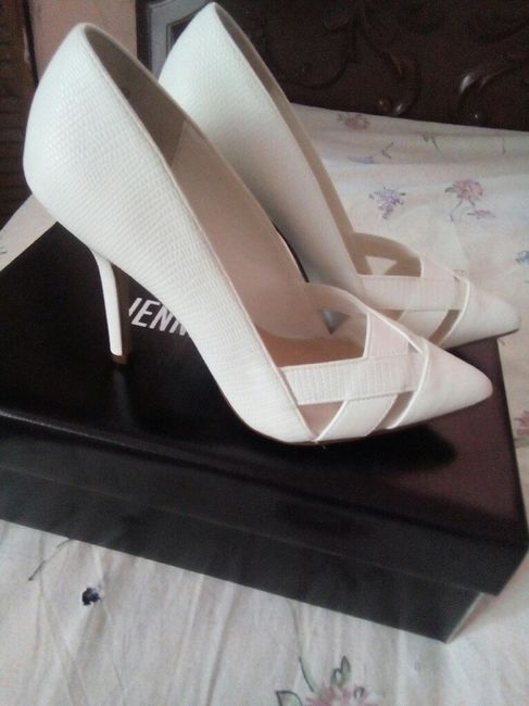 Avances, zapatos, aretes, velo. - 2