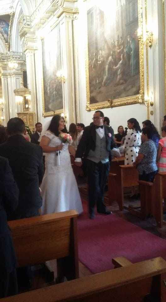 contentisimo, ya en el cortejo de salida wiii los nuevos esposos