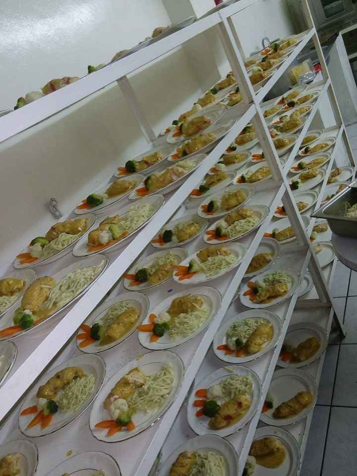  la cena, spaguetti verde, con pechuga rellena de pollo con salsa de chipotle y verduras al vapor