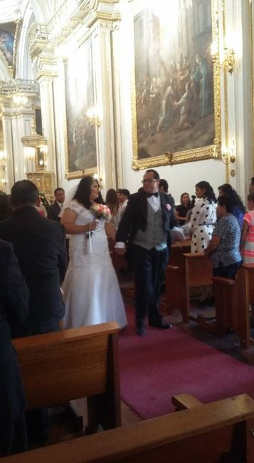 contentisimo, ya en el cortejo de salida wiii los nuevos esposos