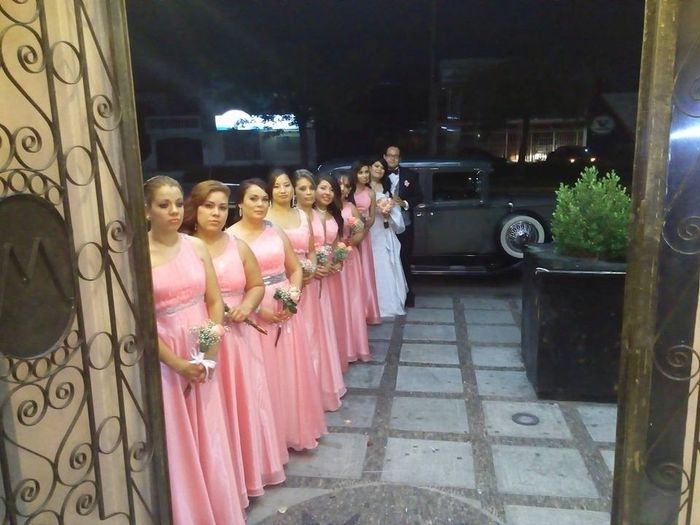 En la entrada en la recepción, con mis hermosas y elegantes damas