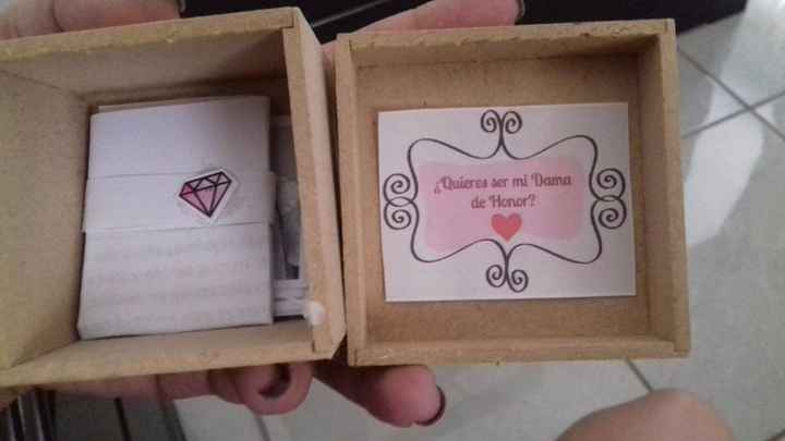 Asi se ve al abrir, la carta al prinicipio y en la imagen dice ¿quieres ser mi dama de honor?