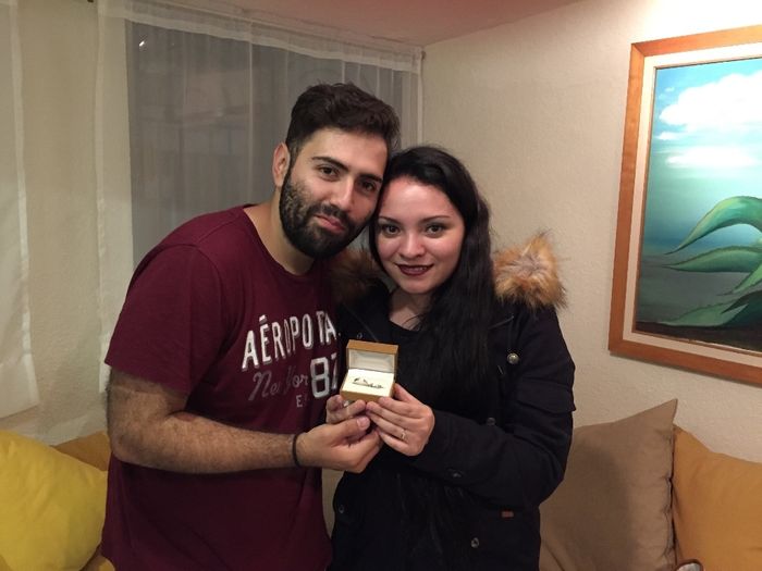 nosotros bien felices por nuestras argollas... Lloré como un bebé, por eso estoy roja.