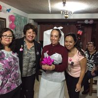 El equipo de costureras haciendo el vestido de la novia para concurso