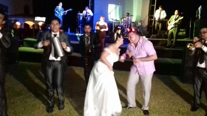 Bailando con grupo Zen