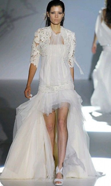 VESTIDO CORTO CON COLA