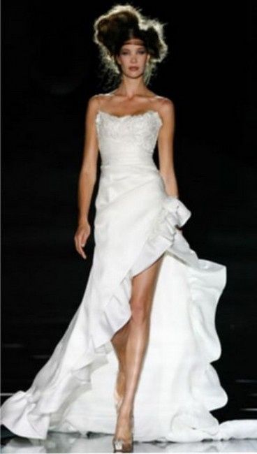 VESTIDO CORTO CON COLA