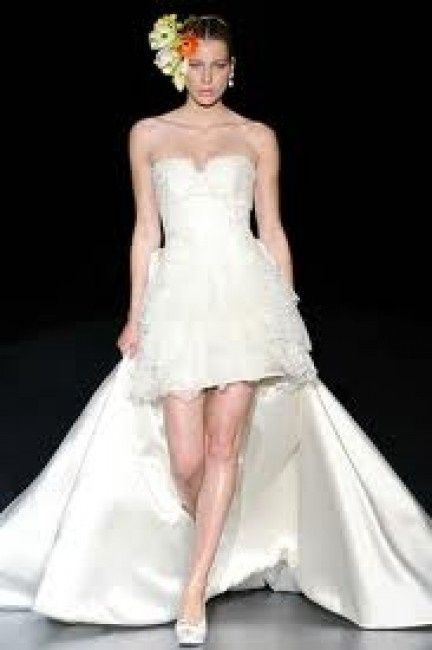 VESTIDO CORTO CON COLA