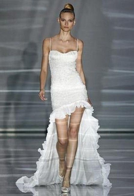 VESTIDO CORTO CON COLA