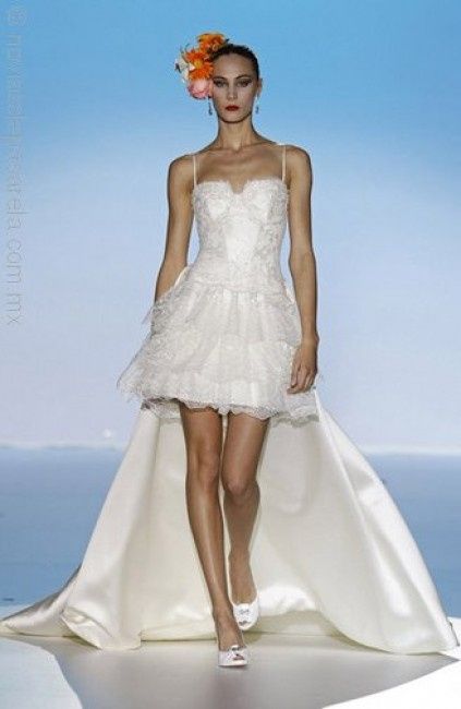 VESTIDO CORTO CON COLA