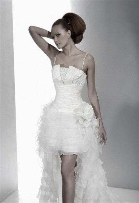 VESTIDO CORTO CON COLA