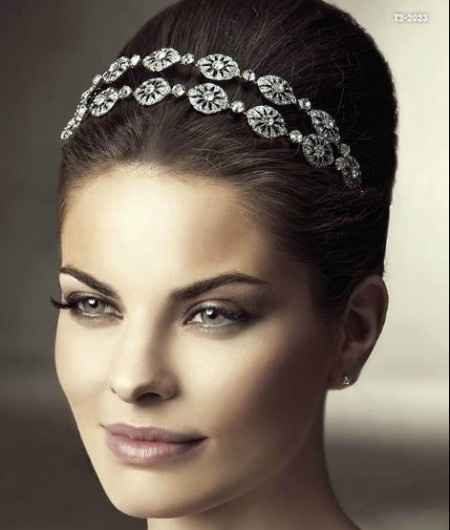 CON ACCESORIOS AL FRENTE 