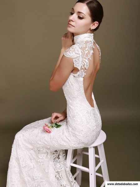 VESTIDO CON ESCOTE EXAGERADO