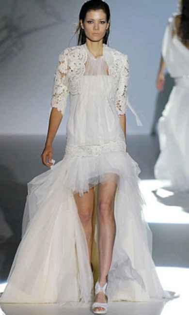 VESTIDO CORTO CON COLA