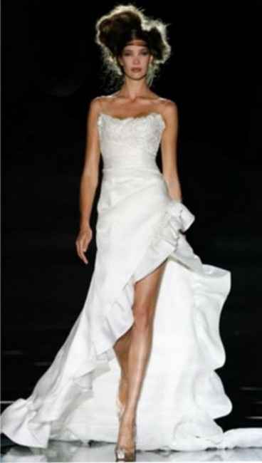 VESTIDO CORTO CON COLA