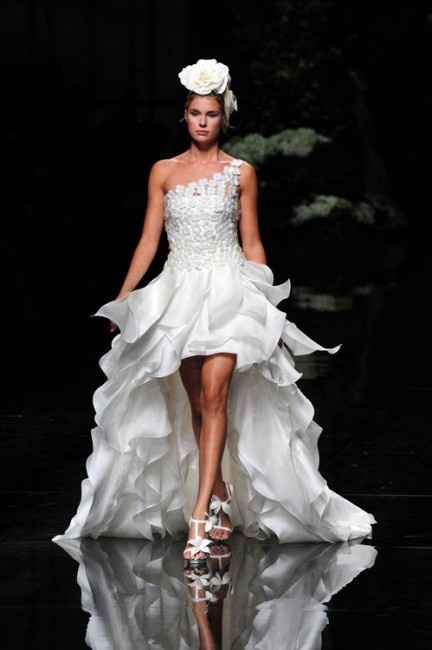 VESTIDO CORTO CON COLA