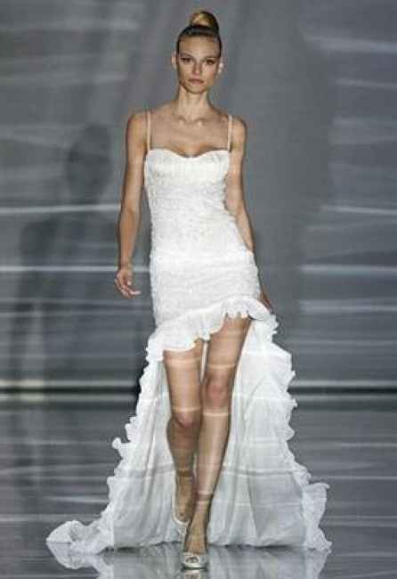VESTIDO CORTO CON COLA