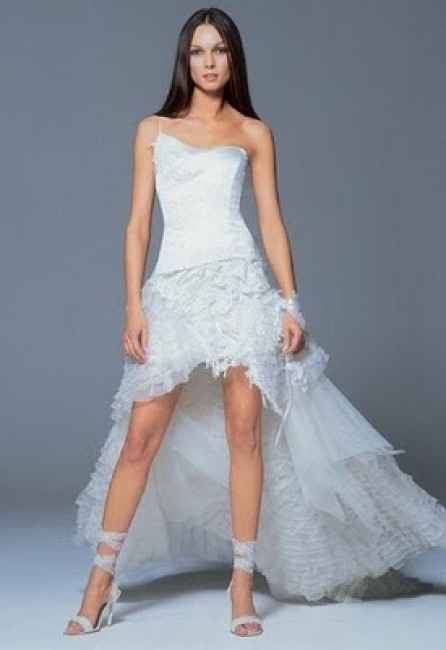 VESTIDO CORTO CON COLA