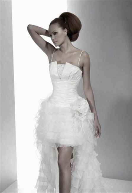 VESTIDO CORTO CON COLA