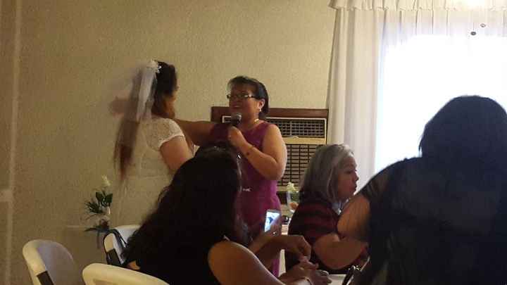 Mi mamá entregándome la Virgen 