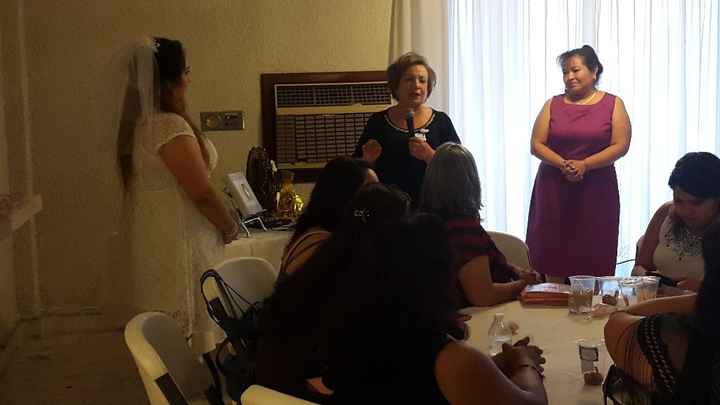 Gloria, amiga de mi mamá, entregándome la Biblia 