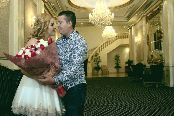 mi esposito y yo en la entrada del salon 