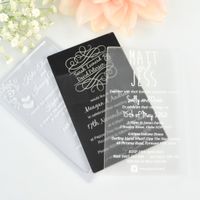 las mias son de acrylico color negro letras blancas y en cajas blancas y negras negas yun moño negro