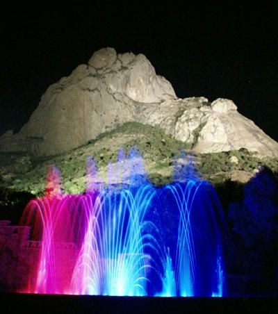 la peña de bernal de noche