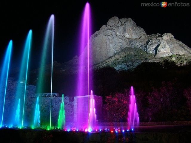 la peña de bernal de noche