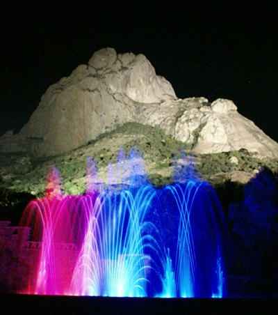 la peña de bernal de noche