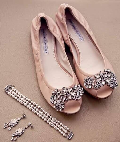 Zapatos y vestidos para el civil - 1