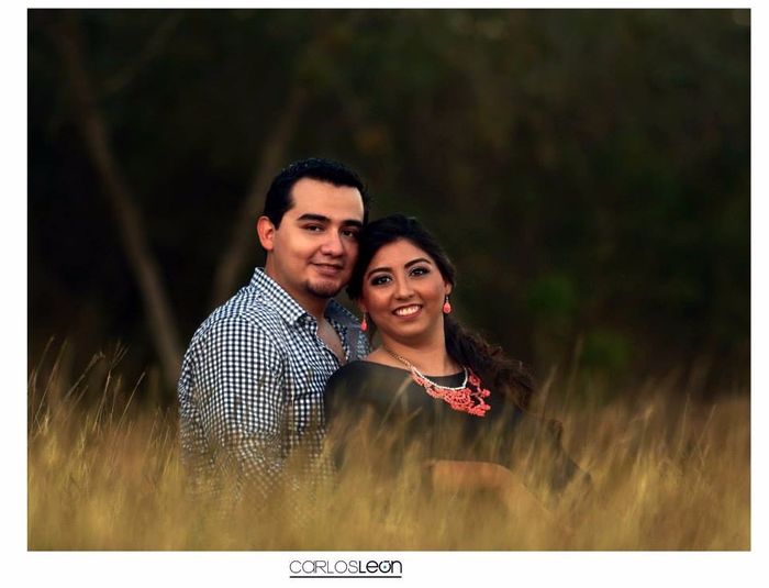 Sentados y Novios