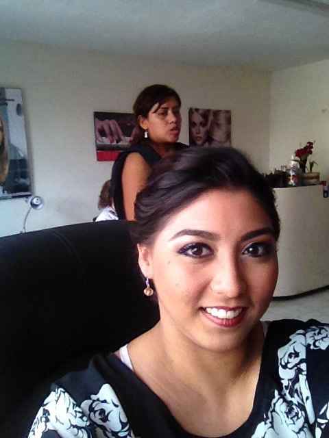 Maquillaje y peinado listo