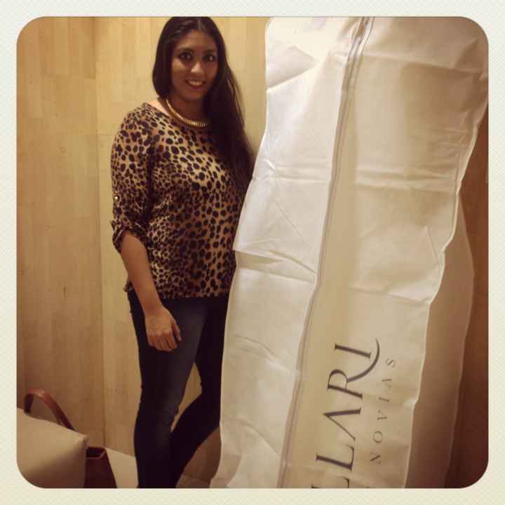 La novia con el vestido entregado!