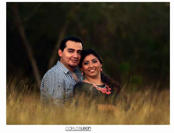 Sentados y Novios