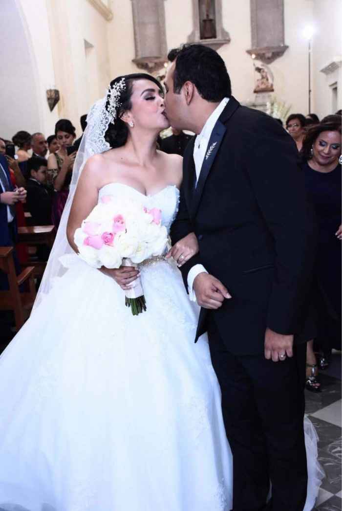 Recién casados, saliendo de la Iglesia 