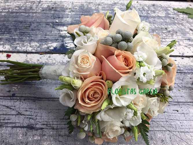 Ramo de flores naturales en tonos frios