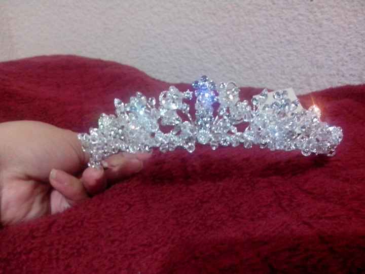 La tiara puede quedar con un peinado de lado de ondas!!??  - 1