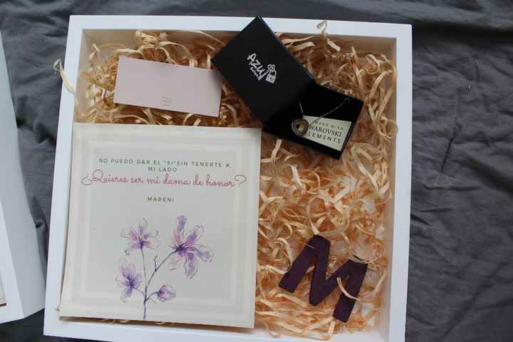 Lleva su tarjeta del color del vestido que deberá usar el gran día 