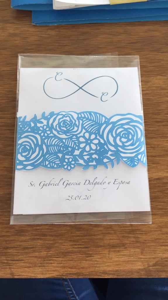 La cenefa azul es un poco mas obscura, es en papel azul marino y va cortada en láser