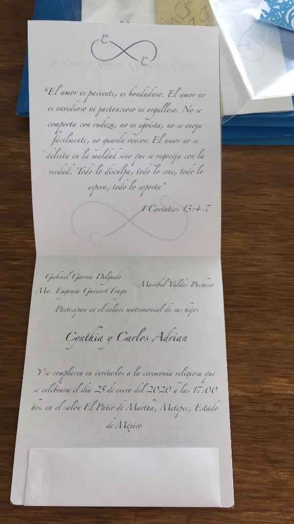 Este papel será blanco texturizado y lleva una marca de agua muy tenue en rosa ya que nuestros color