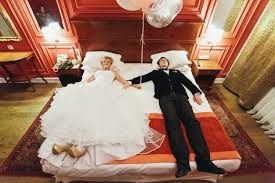 Menciona la principal cosa que compran los novios para su casa 1